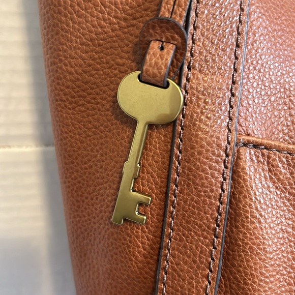 Fossil tote, brown cow hide leather.  Pre owned in excellent condition - Picture 6 of 10